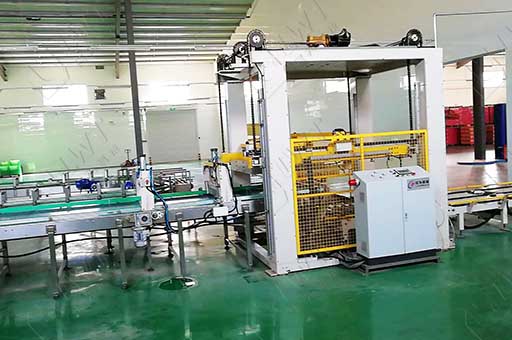 實罐碼垛機側(cè)面